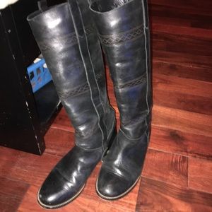 Women’s black boots Brand name Musse and Cloud